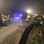 Anhänger stürzt über Böschung