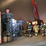 Anhänger stürzt über Böschung