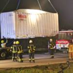 Anhänger stürzt über Böschung