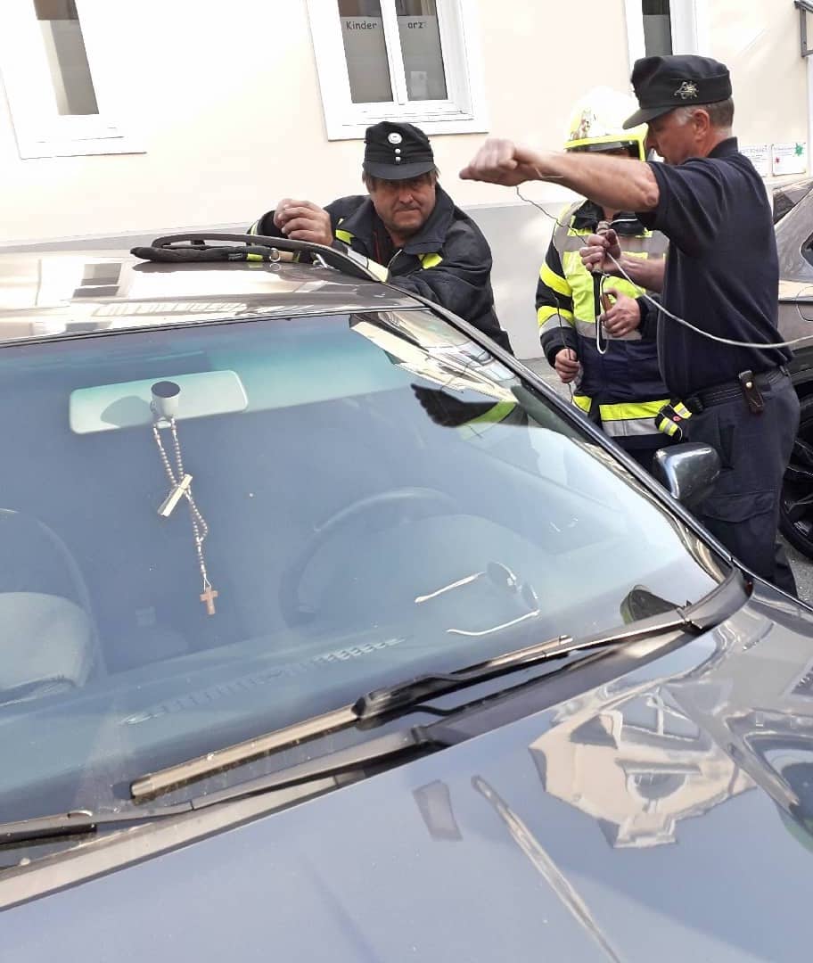 HFW Villach: Kleinkind aus Auto befreit