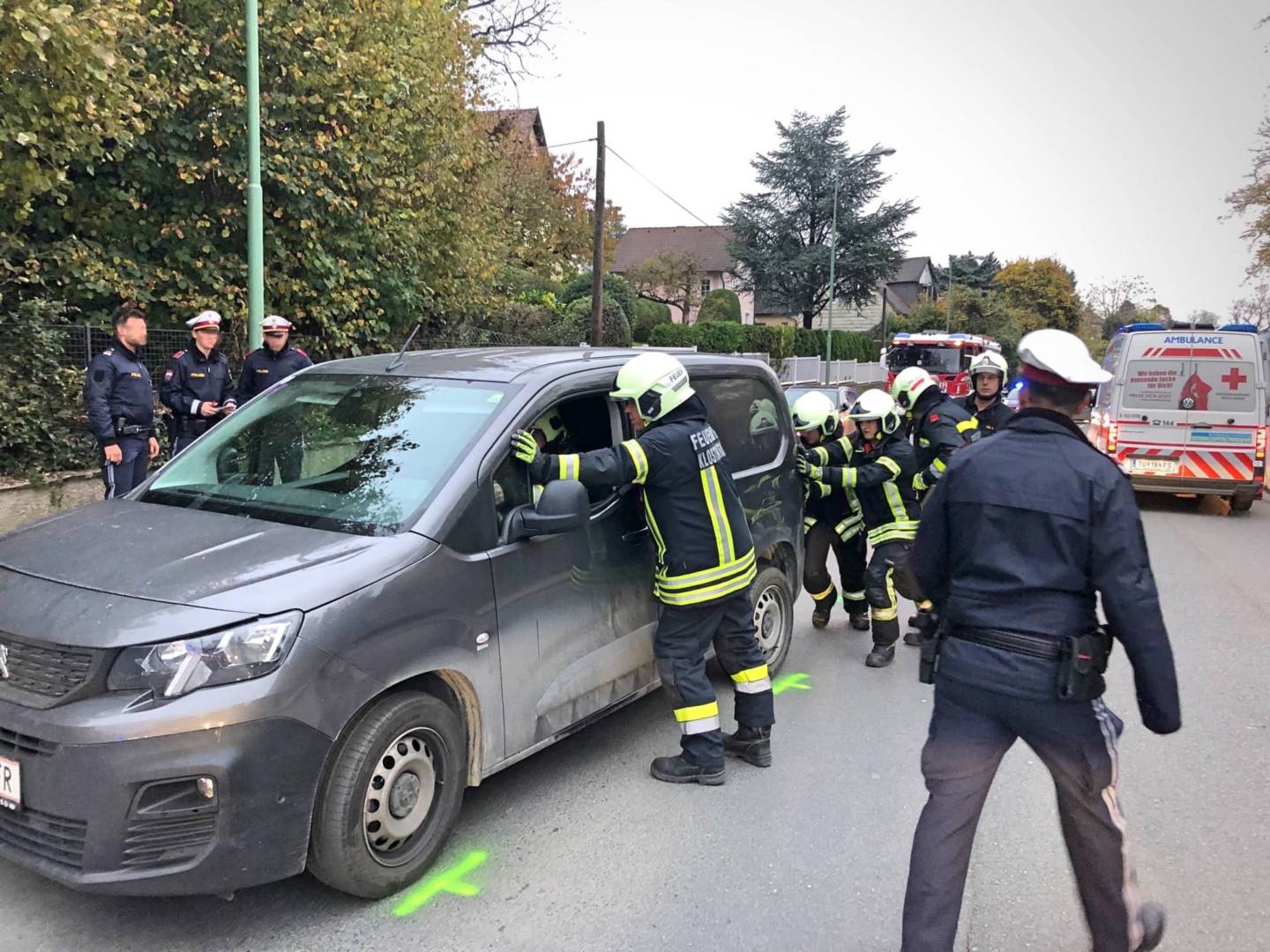 FF Klosterneuburg: Verkehrsunfall mit eingeklemmter Person