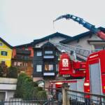Stadtfeuerwehr Kitzbühel: Person unter Glasscheiben eingeklemmt