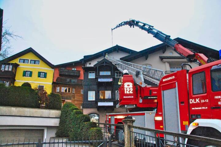 Stadtfeuerwehr Kitzbühel: Person unter Glasscheiben eingeklemmt
