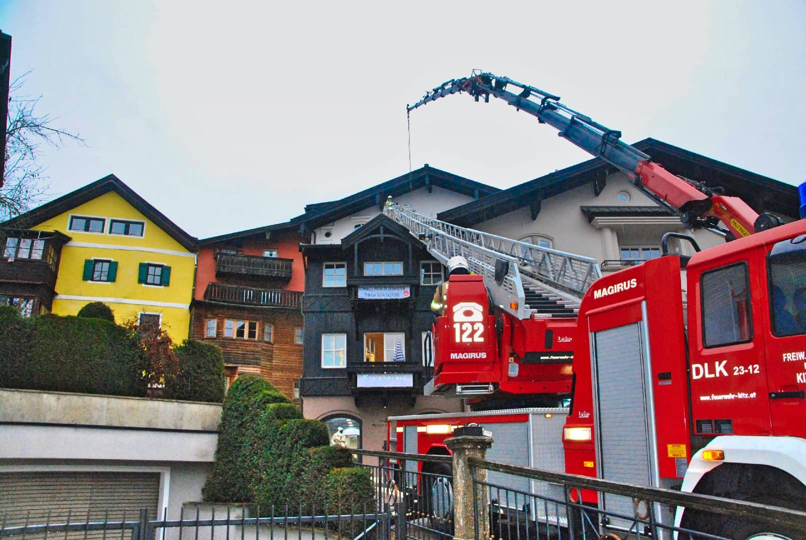 Stadtfeuerwehr Kitzbühel: Person unter Glasscheiben eingeklemmt
