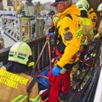 Person unter Glasscheiben eingeklemmt