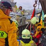 Person unter Glasscheiben eingeklemmt