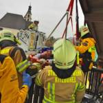 Person unter Glasscheiben eingeklemmt