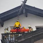 Person unter Glasscheiben eingeklemmt