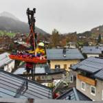 Person unter Glasscheiben eingeklemmt