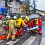 Person unter Glasscheiben eingeklemmt