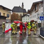 Person unter Glasscheiben eingeklemmt