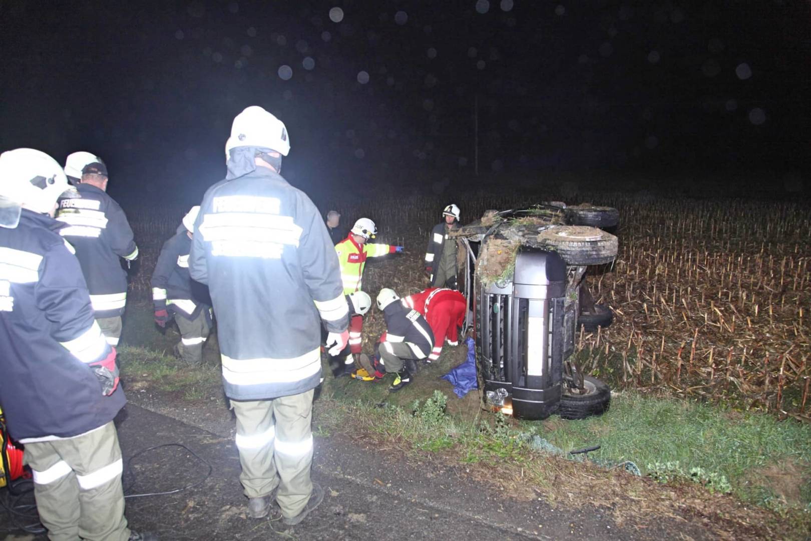 BFKDO Jennersdorf: PKW-Lenker nach Unfall eingeklemmt