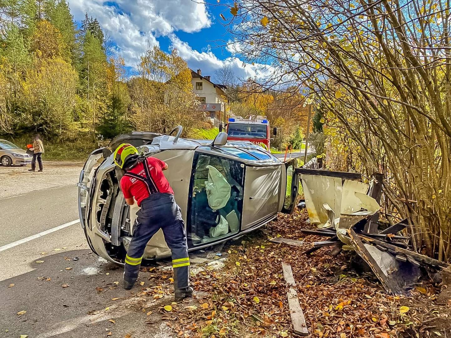 FF Hinterstoder: Fahrzeugseitenlage nach Verkehrsunfall