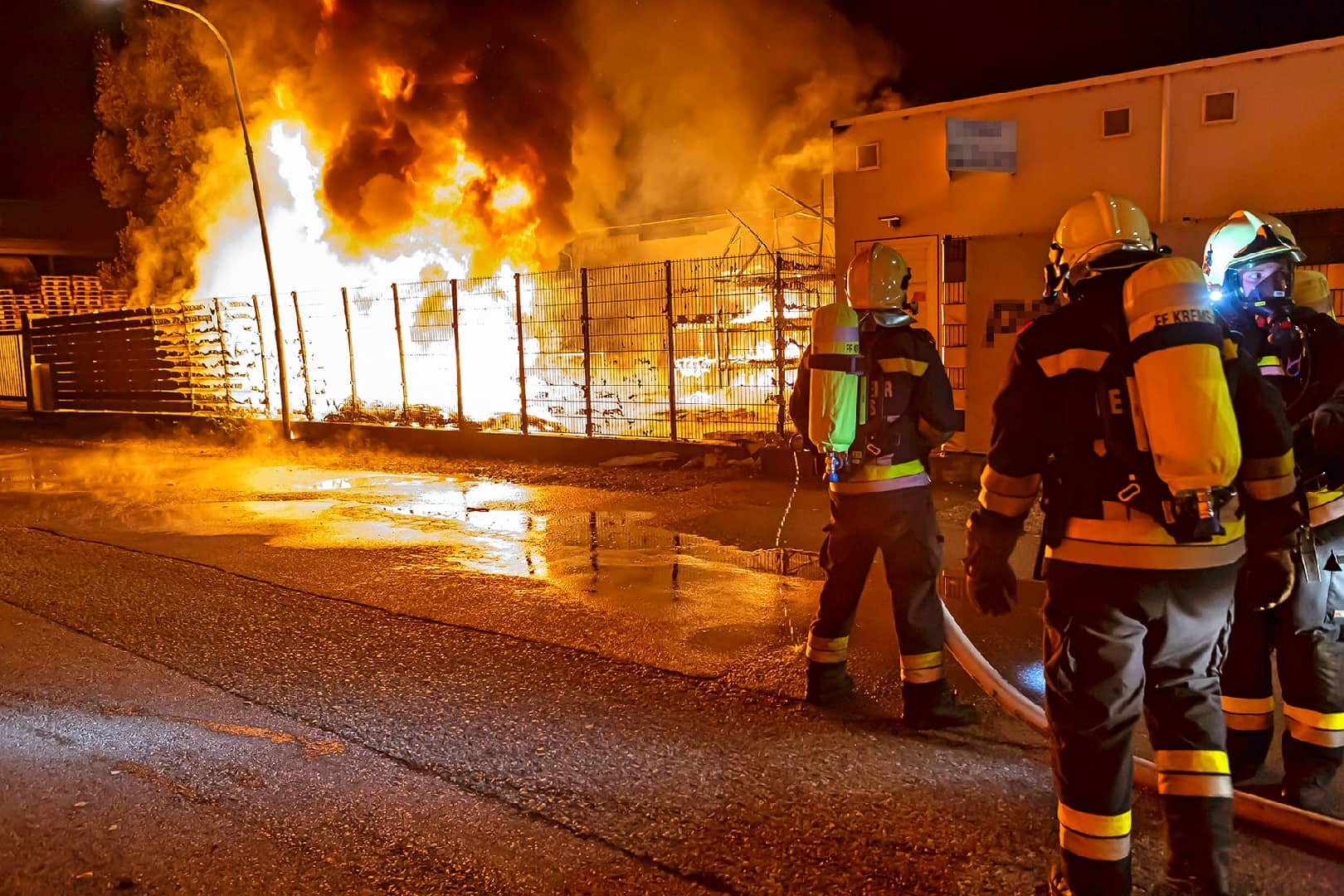 FF Krems: Brand im Freilager eines Gewerbebetriebes