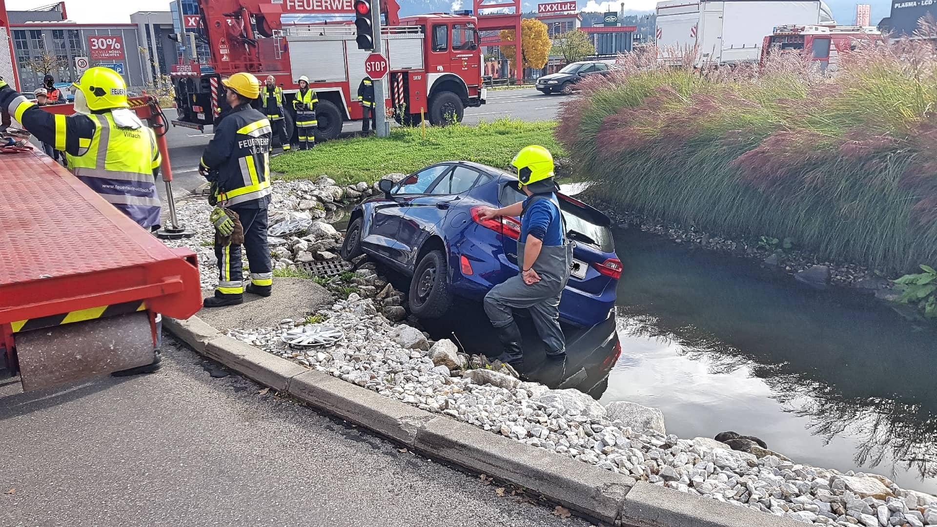 HFW Villach: Verkehrsunfall mit PKW Bergung