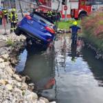 Verkehrsunfall mit PKW Bergung aus Regenwasserrückhaltebecken