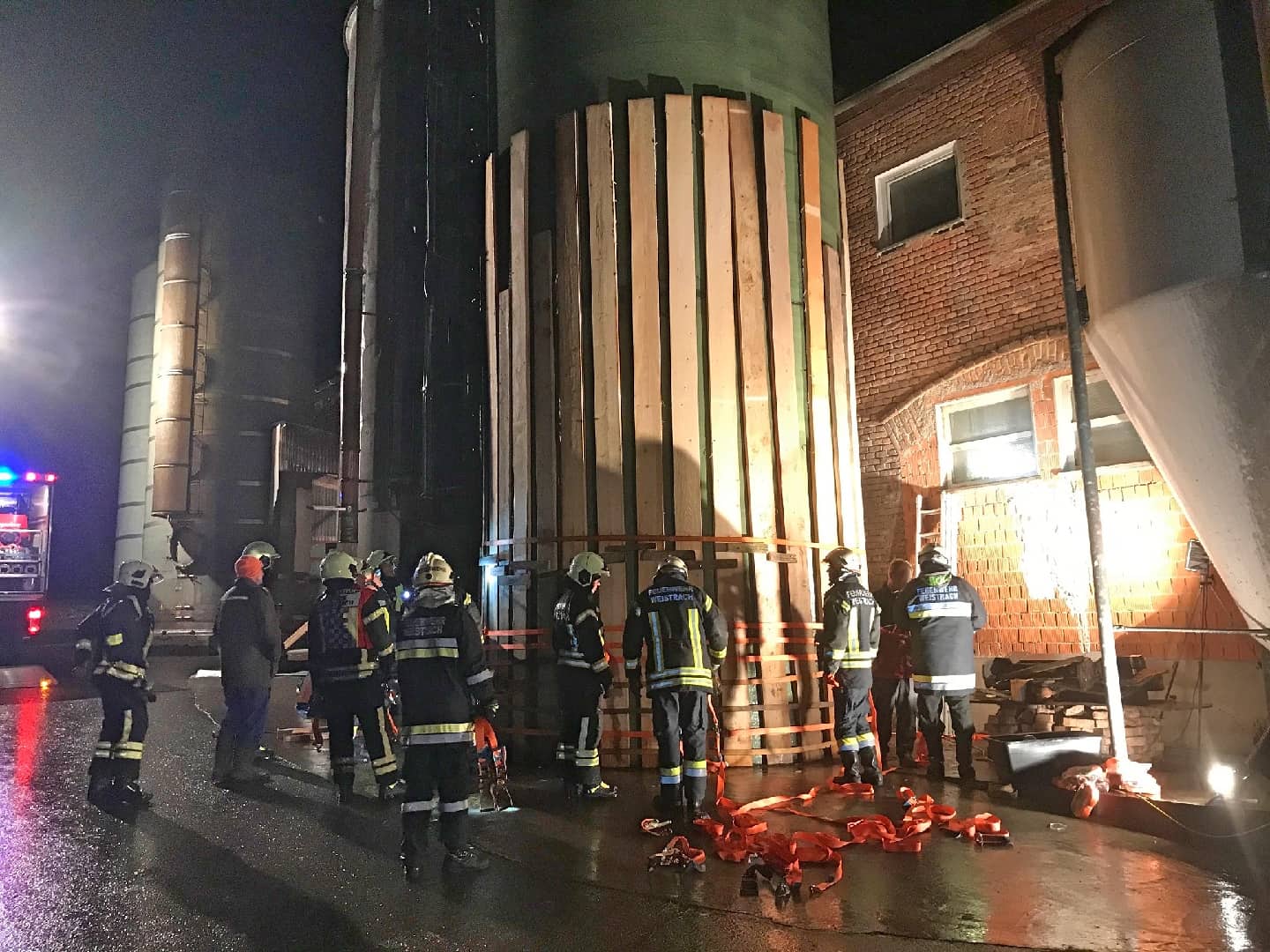 FF Weistrach: Polyestersilo gegen Umstürzen gesichert