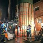 12 m hoher Polyestersilo gegen Umstürzen gesichert