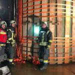 12 m hoher Polyestersilo gegen Umstürzen gesichert