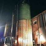 12 m hoher Polyestersilo gegen Umstürzen gesichert