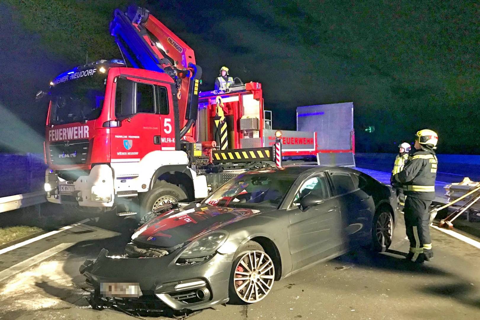 FF Wiener Neudorf: Verunfallter Porsche durch Feuerwehr geborgen