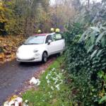 Fahrzeuglenkerin mit Bein eingeklemmt