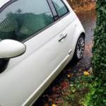 Fahrzeuglenkerin mit Bein eingeklemmt