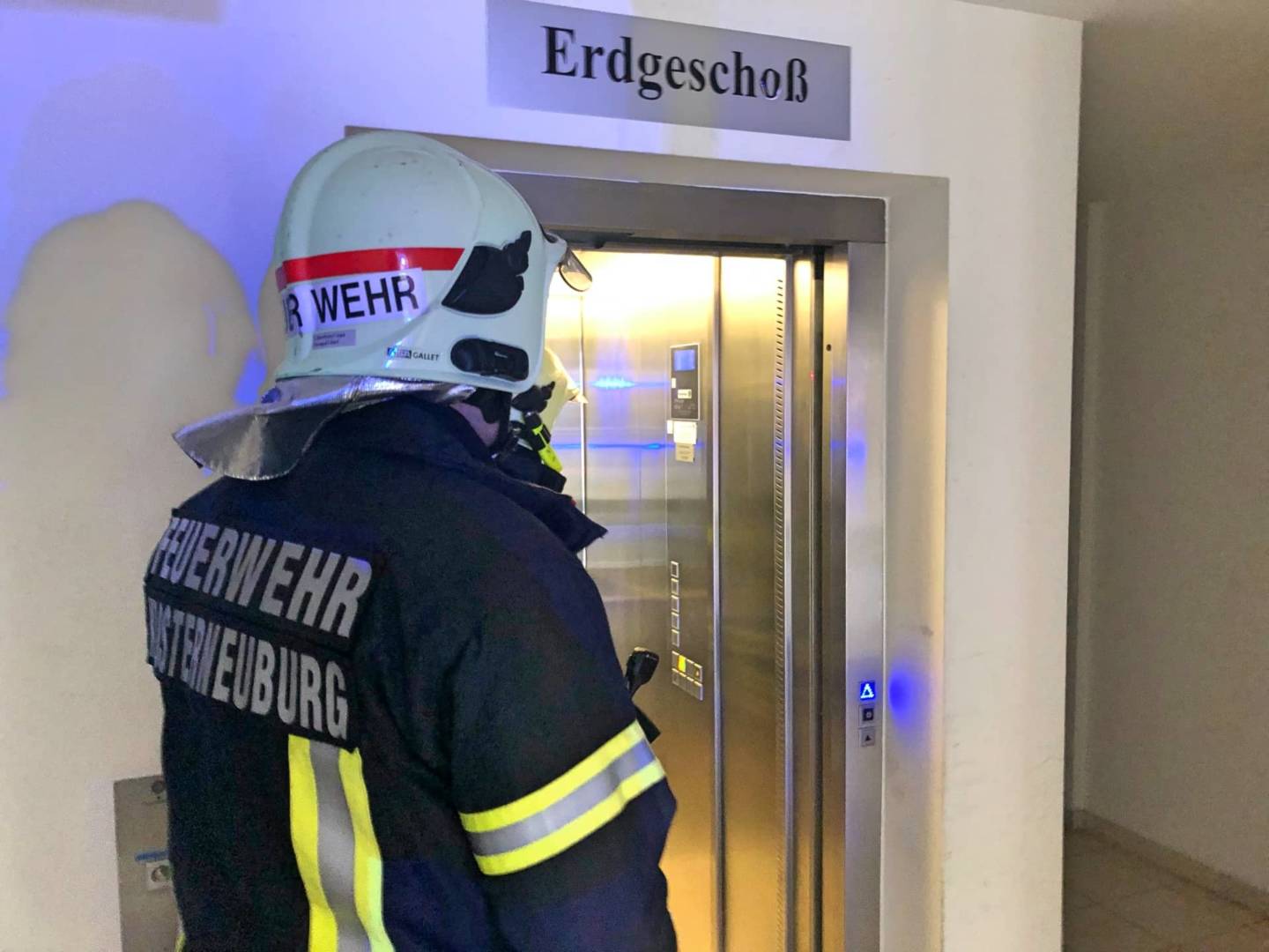 FF Klosterneuburg: Brandmelderauslösung / Person in Aufzug