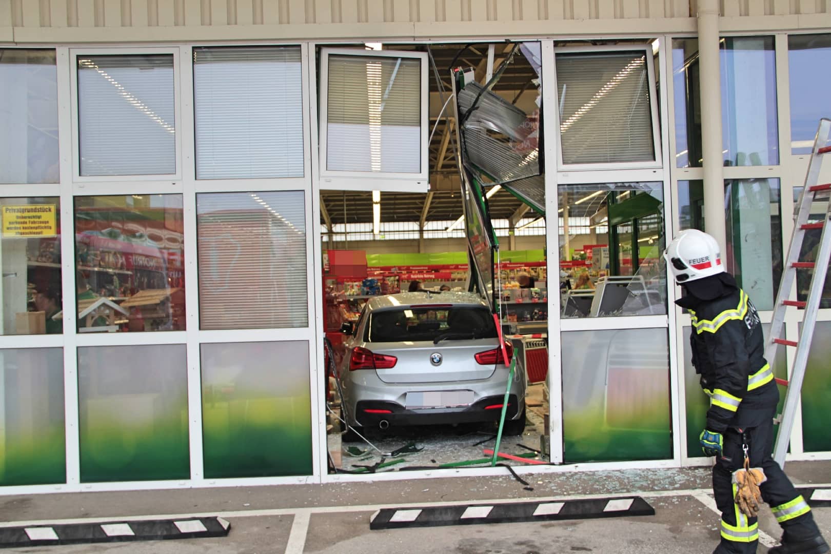 FF Brunn am Gebirge: PKW-Lenkerin kracht in Tierhandlung