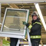 PKW-Lenkerin kracht in Tierhandlung