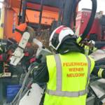 Verkehrsunfall auf der A2 - Audi kracht in Absicherungsfahrzeug