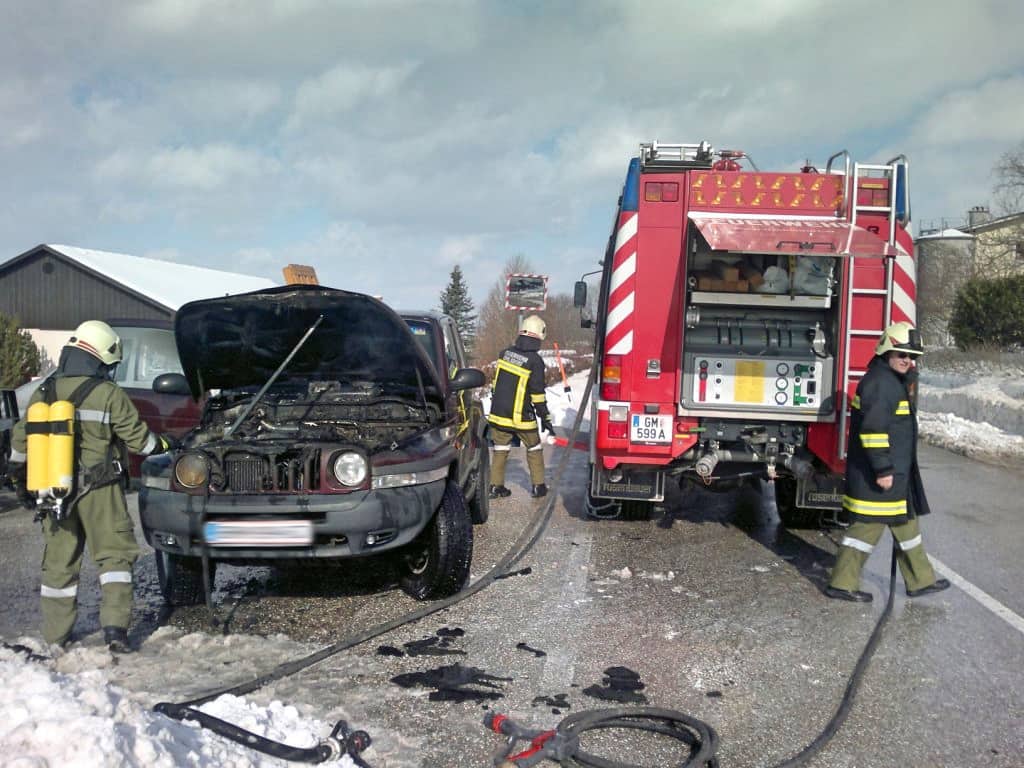 PKW beim Abschleppen ausgebrannt