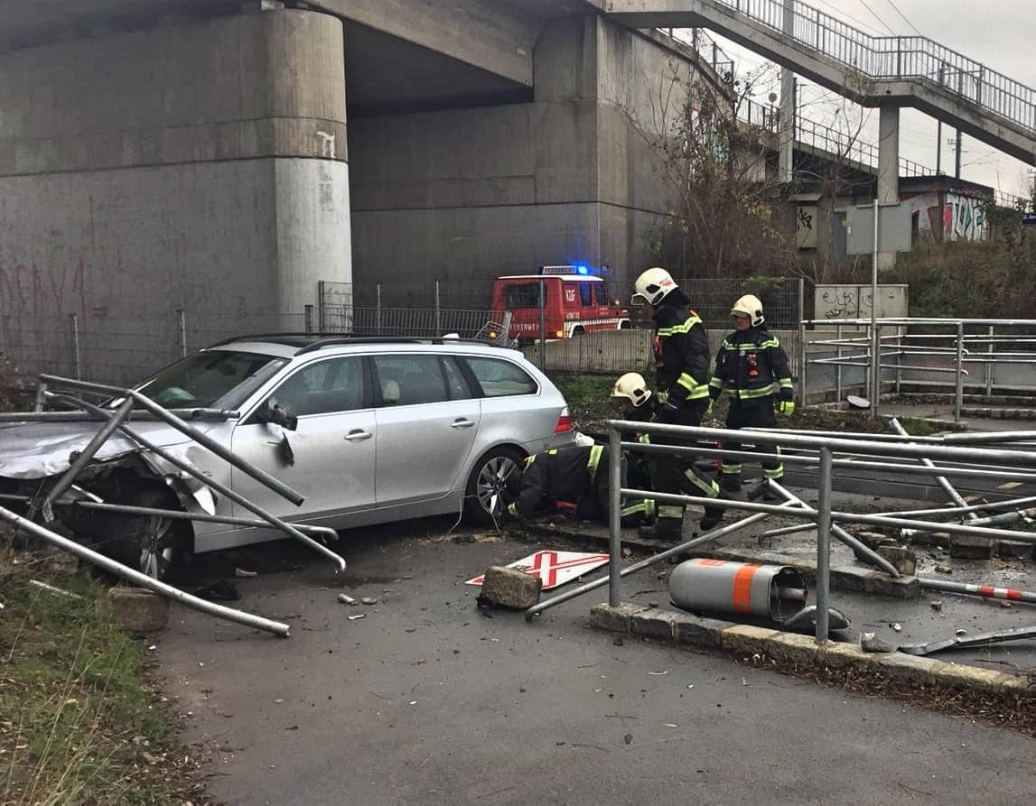 BF Wien: Verkehrsunfall im Gleisbereich der ÖBB