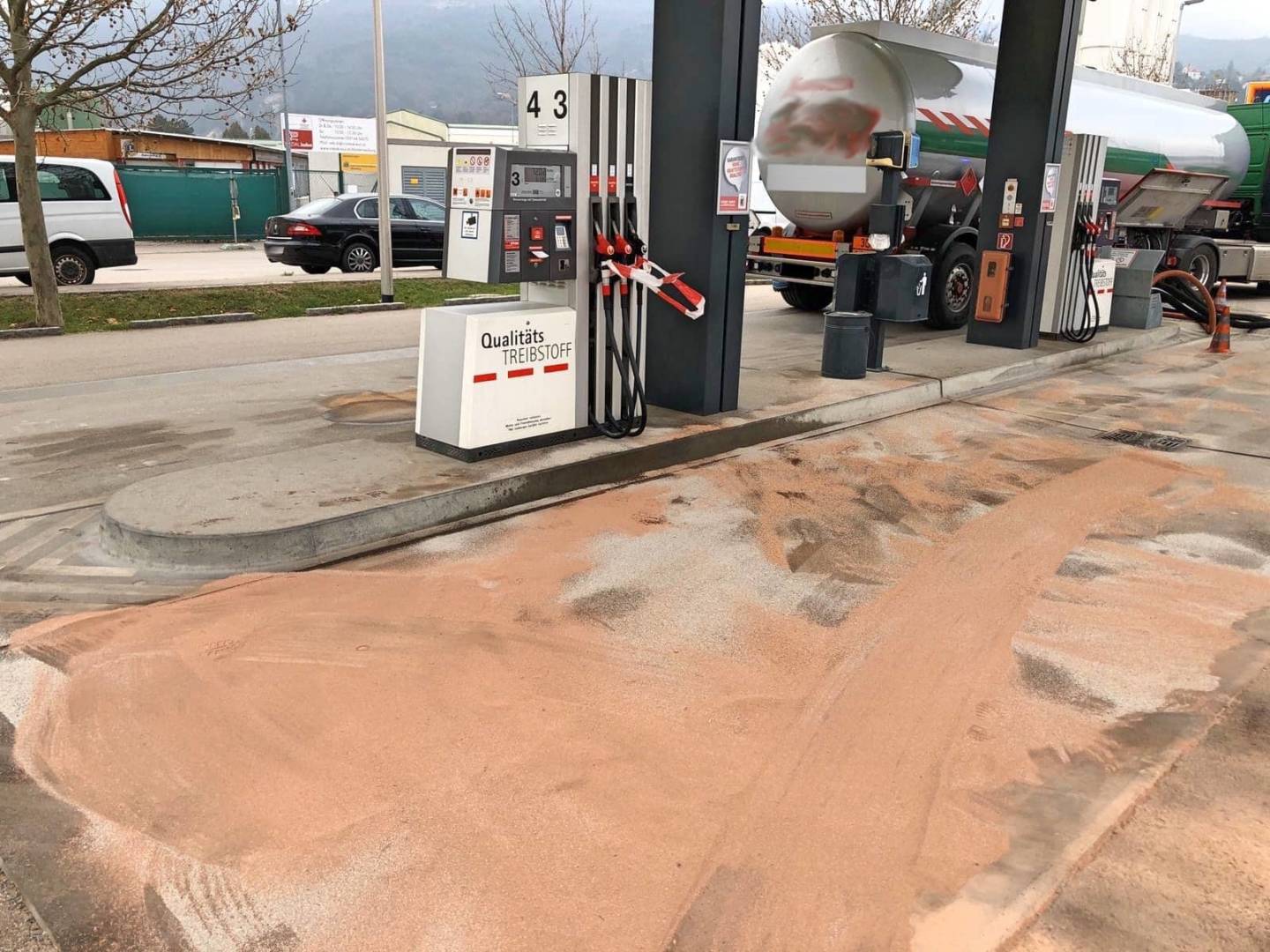 FF Klosterneuburg: Brandmelderauslösung und Ölspur