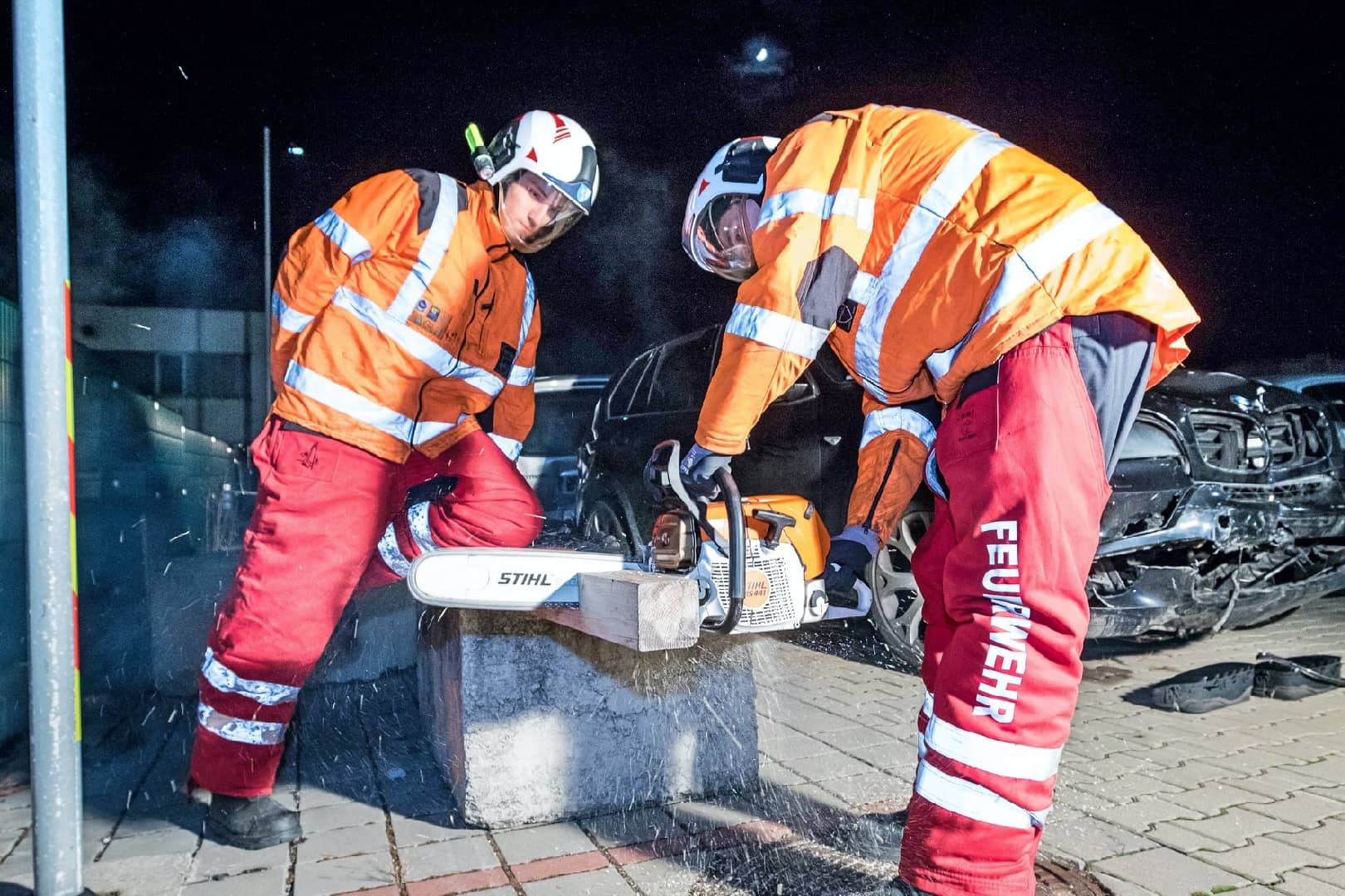 FF Wiener Neudorf: Feuerwehr übt mit Schneid- und Trenngeräten