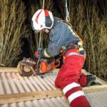 Feuerwehr übt mit Schneid- und Trenngeräten