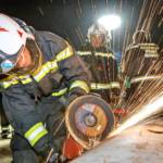 Feuerwehr übt mit Schneid- und Trenngeräten