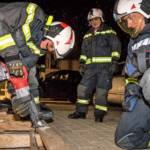 Feuerwehr übt mit Schneid- und Trenngeräten