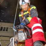 Feuerwehr übt mit Schneid- und Trenngeräten