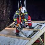 Feuerwehr übt mit Schneid- und Trenngeräten