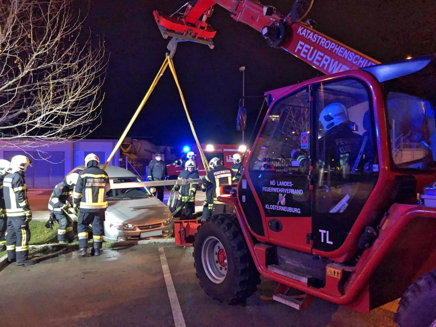 FF Klosterneuburg: PKW im Graben