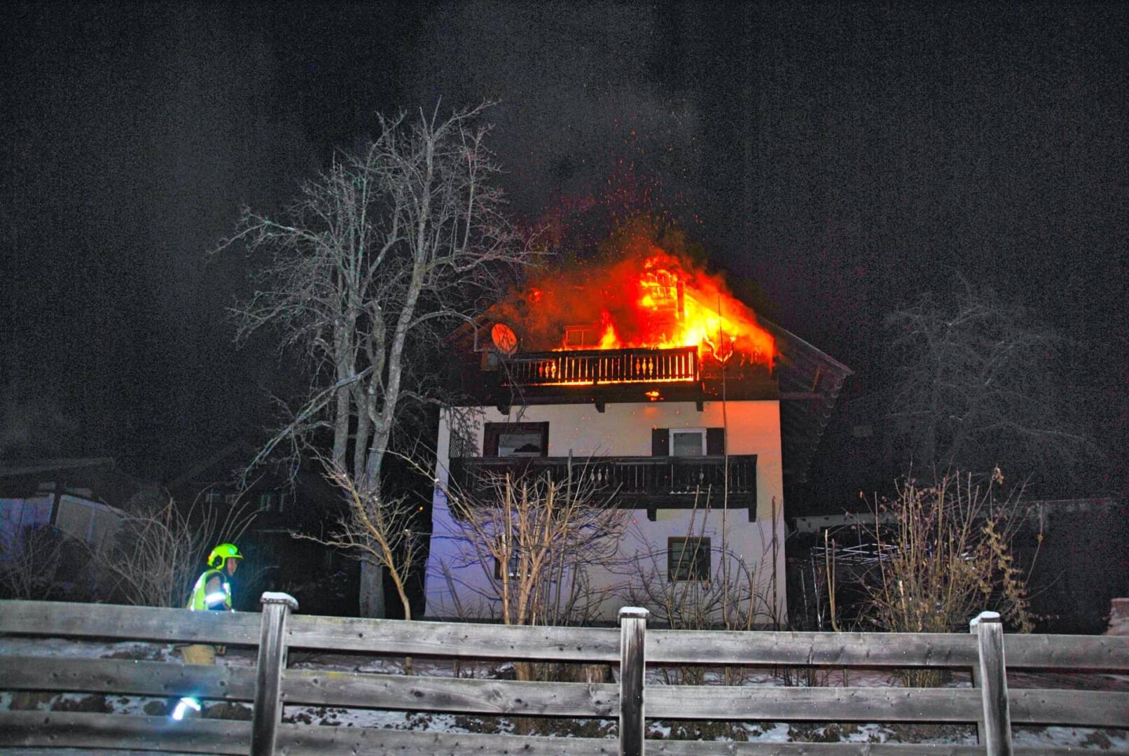 Stadtfeuerwehr Kitzbühel: Balkon-, Fassadenbrand