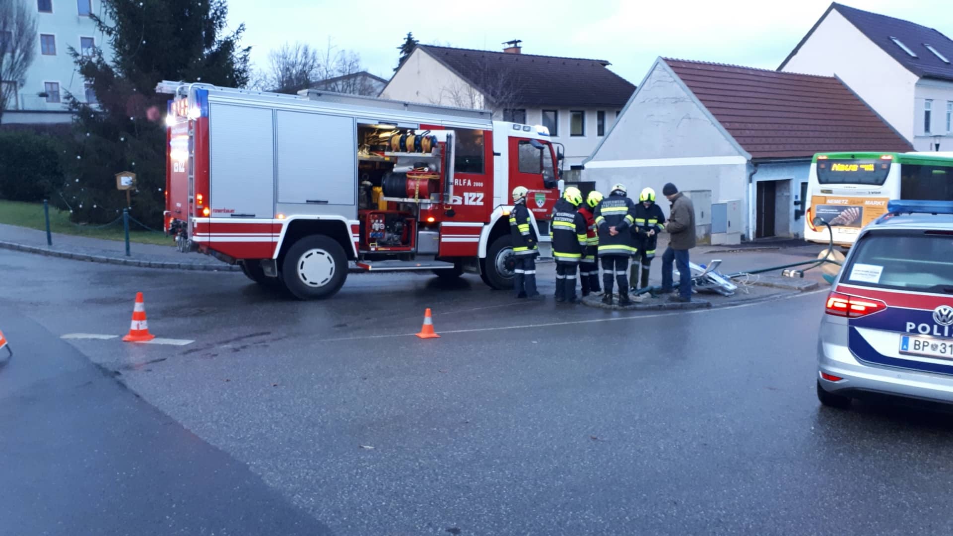 FF Statzendorf: Linienbus rammt Straßenlaterne