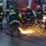 Linienbus rammt Straßenlaterne