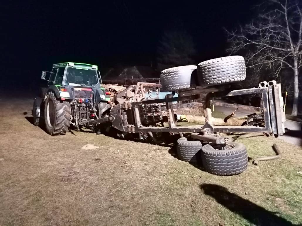 BFKDO Jennersdorf: Umgekipptes landwirtschaftliches Gerät
