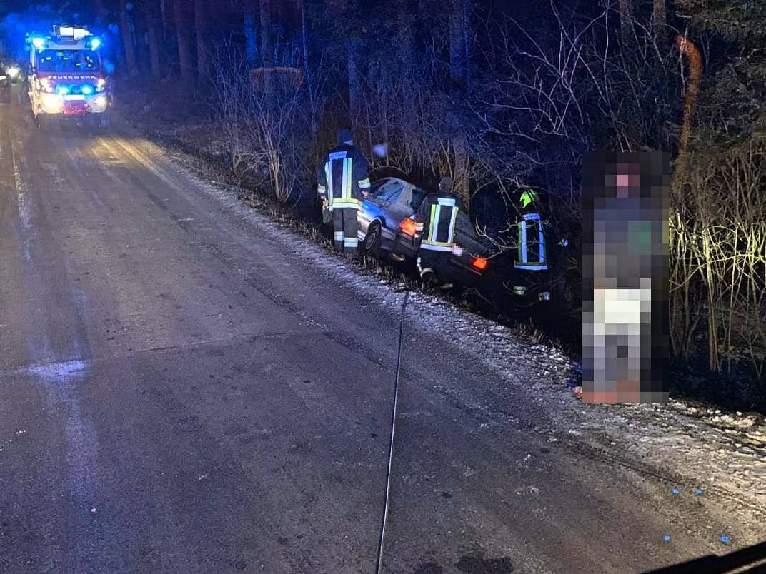 FF Krumbach: Fahrzeugbergung in Tiefenbach