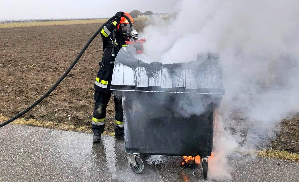 FF Krems: Müllbehälterbrand – Zivilcourage verhindert Schlimmeres