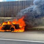 FF Wiener Neudorf: Geländewagen auf A2 in Vollbrand