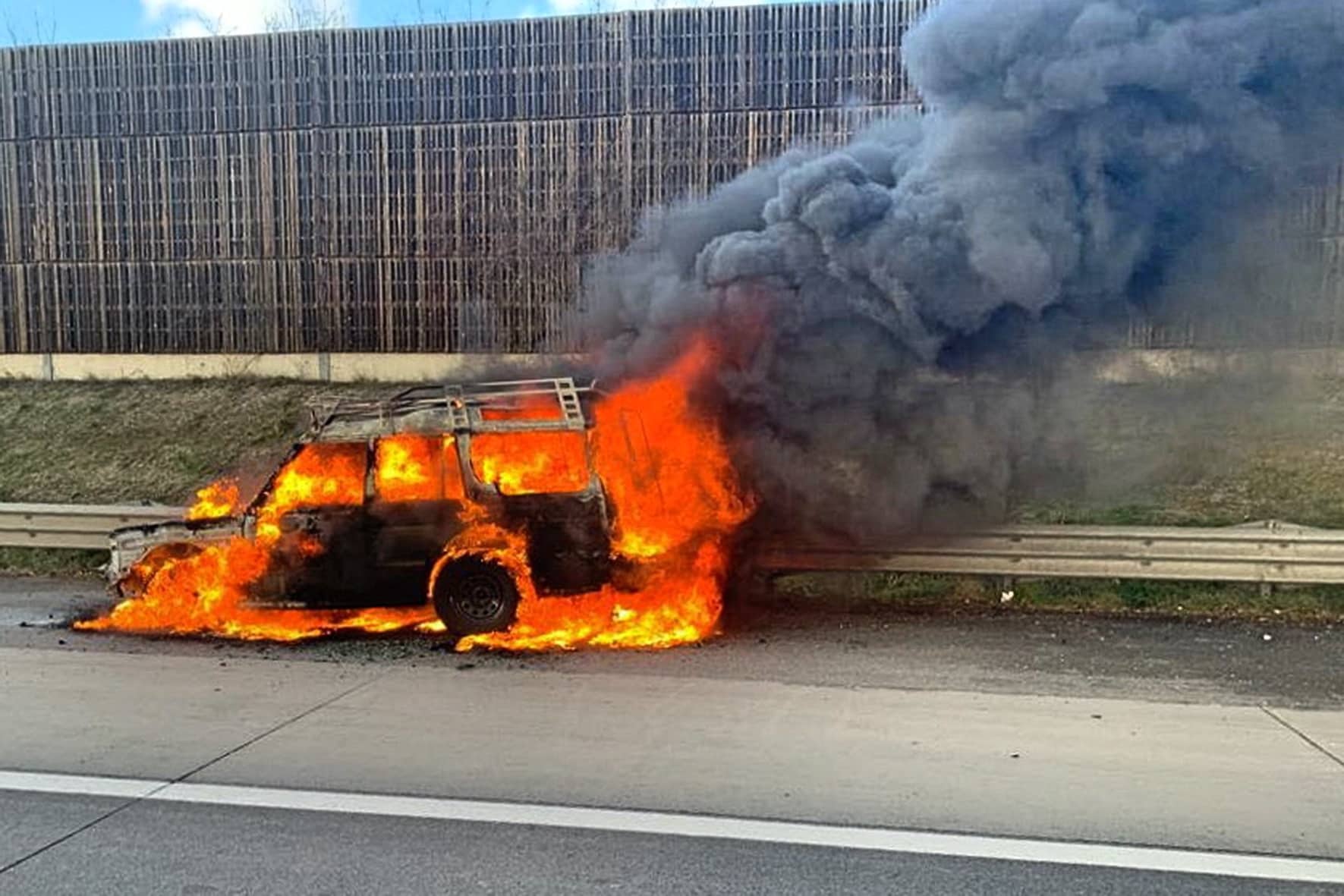 FF Wiener Neudorf: Geländewagen auf A2 in Vollbrand