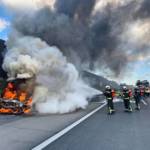 Geländewagen auf A2 bei Wiener Neudorf in Vollbrand